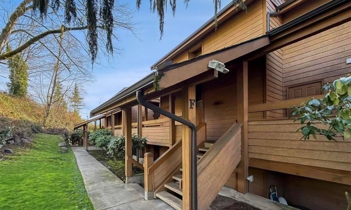 Seattle Metro Area Condo | 1-bedroom condo with gas heat