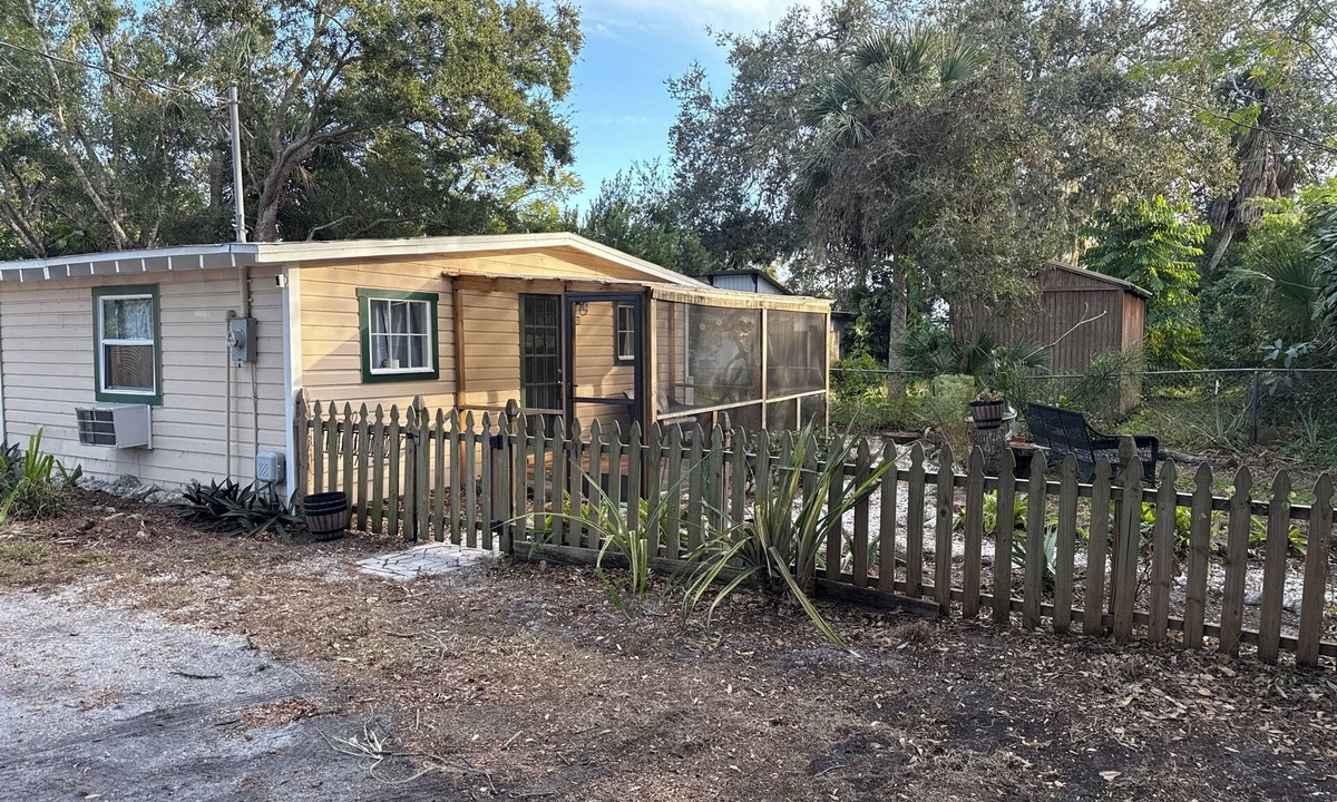 Bayou Oaks Cottage | 1-bedroom cottage in a park like setting! Close to Spring Training and Beaches.
