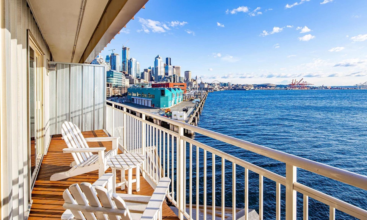 Downtown Seattle Hotel | 1-Bedroom Suite at a 4⭐️ Hotel