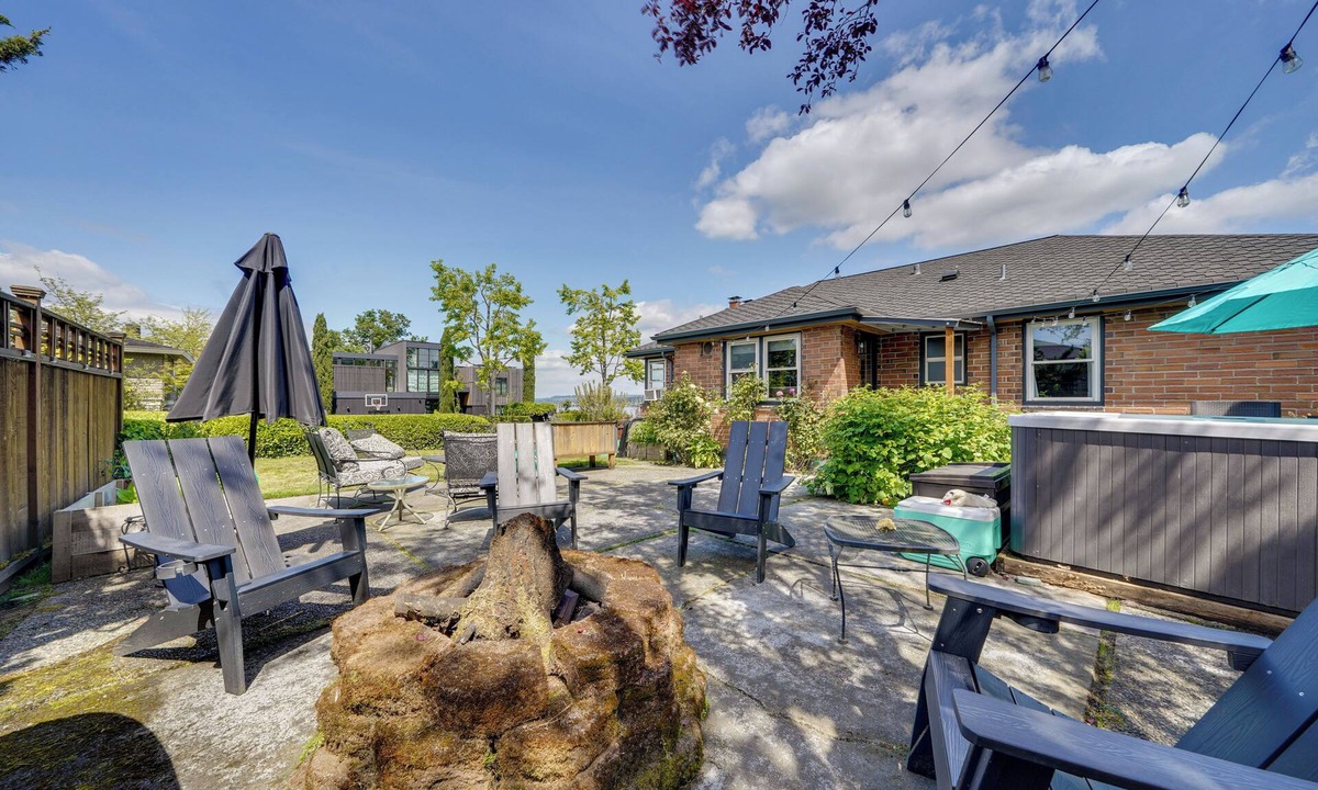 Seattle Metro Area House | 1 Block to Lake Washington: Family Gem w/Hot Tub!