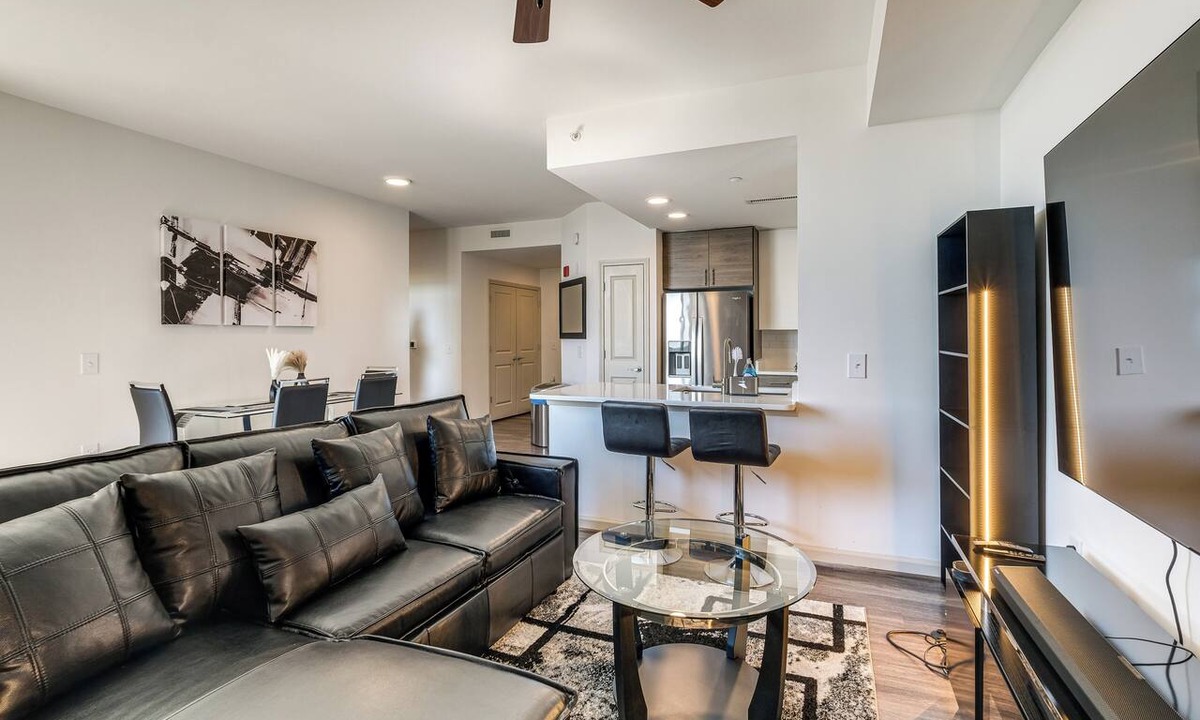 Crystal City Condo | 1 Mi to DCA Airport: Potomac Yard Apt w/Pool