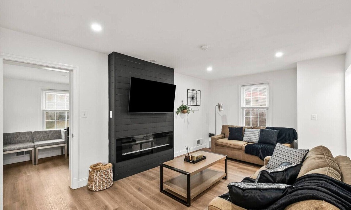 Chillum House | 1 min to DC 6 beds sleeps 12 w/yard and parking