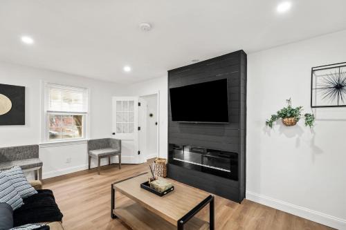 Chillum House | 1 min to DC 8 beds sleeps 16 with yard and parking