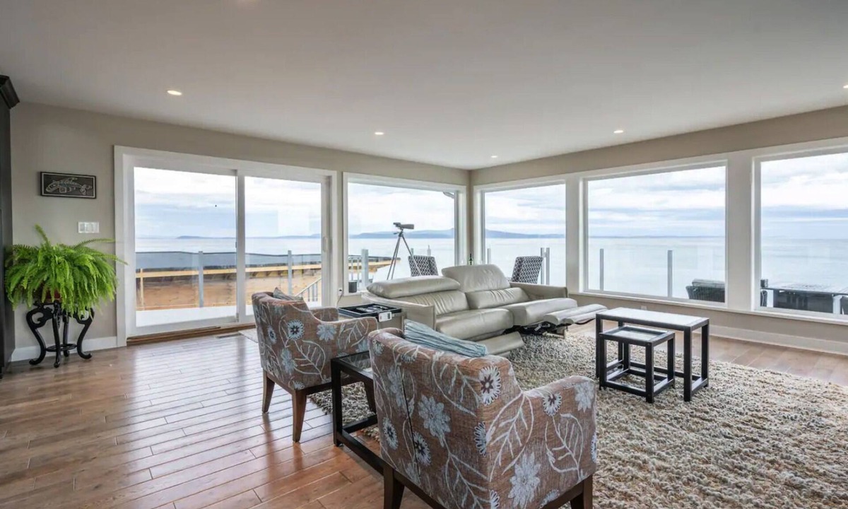 Saanich East House | 10 Mile Stunning