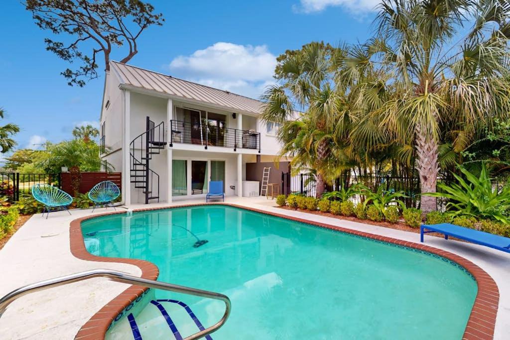 Whitfield House | 10 Pines - Sarasota Bay