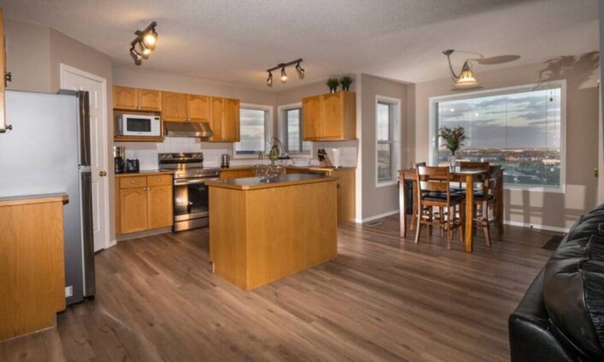 Panorama Hills House | 12+ Guests near downtown & airport