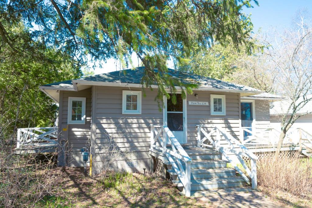 Georgina Ski Chalet | 134 Entire 7BR Lakefront Cottage Beach, Kayaks