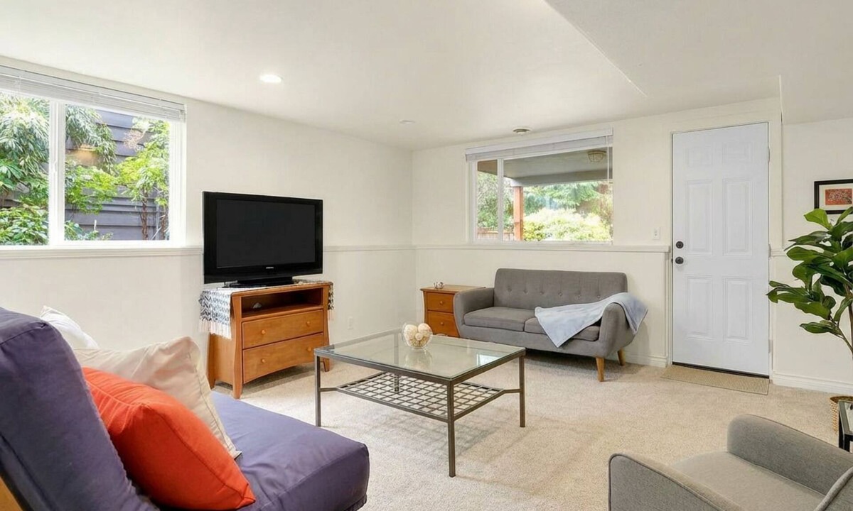 North Admiral Apartment | 2-bedroom apartment in peaceful Seattle neighborhood near beach and downtown