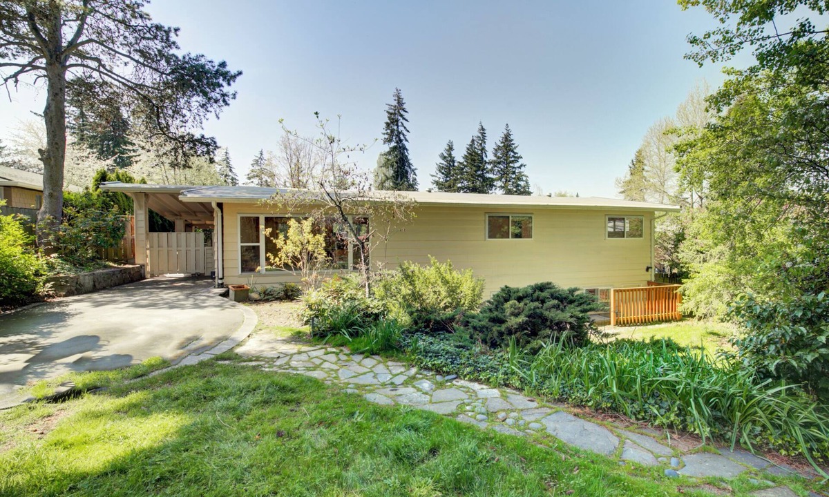 Mercer Island House | 2-bedroom downstairs unit in fabulous Mercer Island