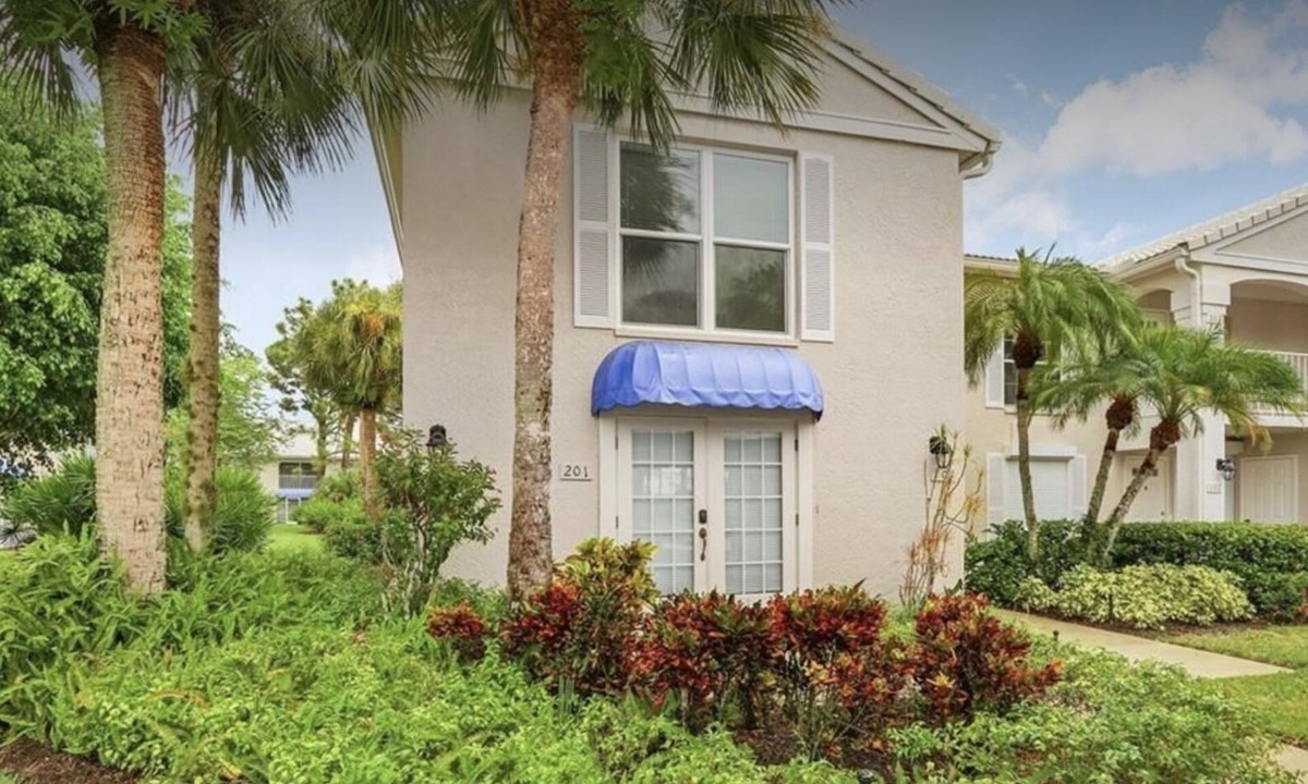 Naples Park Condo | 2 bedroom plus den and 2 bath