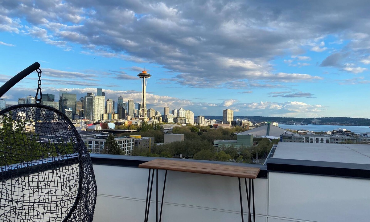 Lower Queen Anne House | 2-bedroom townhome w/cool AC. Walk to Seattle Center, Climate Pledge w/parking