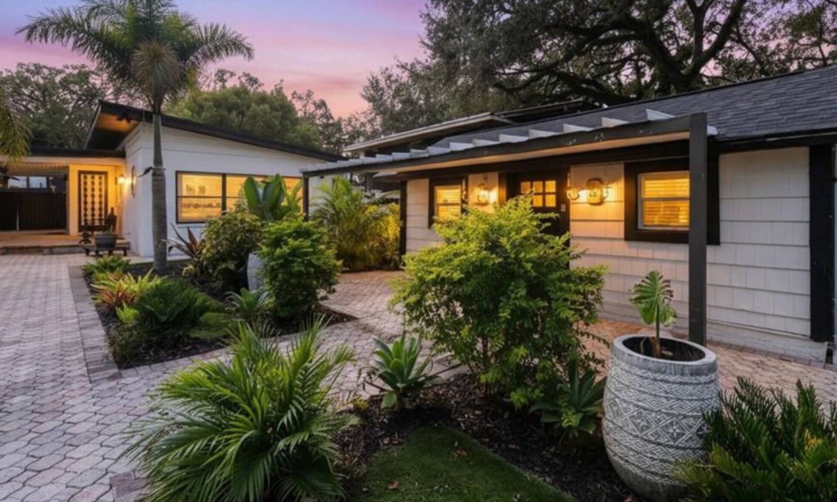 Old Seminole Heights Villa | 2 Bedroom Villa with a 1 Bedroom Guesthouse Bungalow on the Hillsborough River