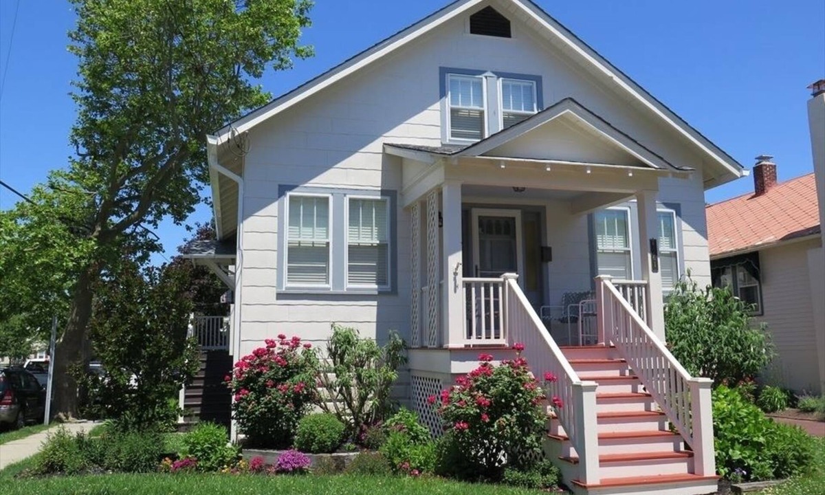 Cape May House | 2 Blocks to Beach & Shopping. 4 Bedrooms, Sleeps 8 Guests.