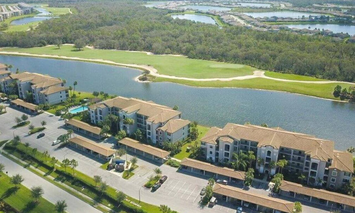 Lakewood Ranch Condo | 2 BR lakefront condo In Lakewood National - Overlooking the golf course - Array of Sunshine