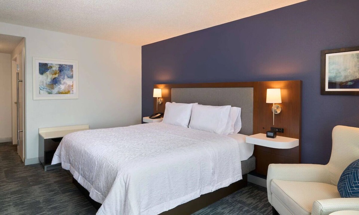 Mount Vernon Triangle Hotel | 2 Elegant King Room Near Capitol Hill & Downtown Washington Nightlife