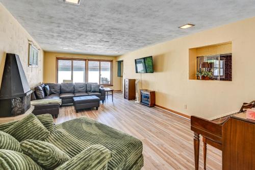 Newark House | 2 Mi to Dtwn Newark: Pet-Friendly Home!