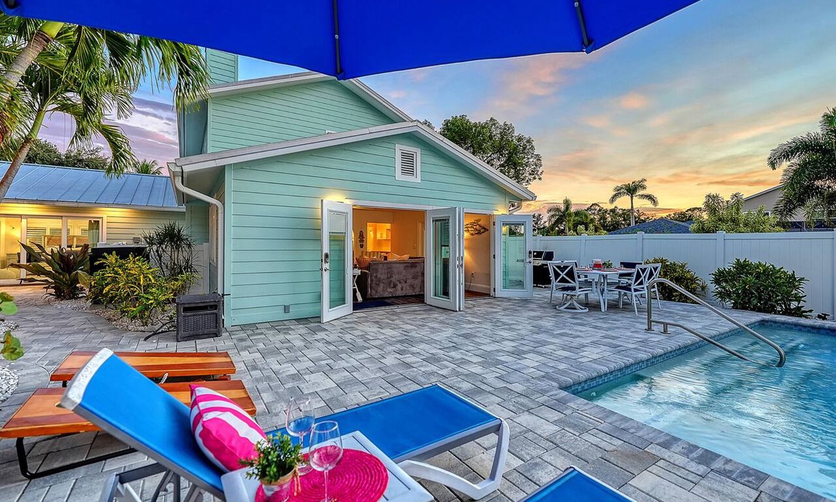 Whitfield House | 2 Primary Suites | FREE Pool Heat | Spring Break Available | Great Beaches