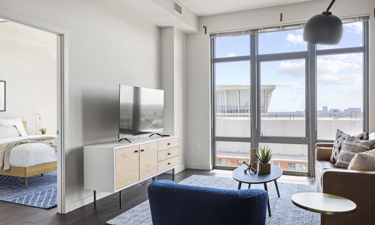 Bluemont Hotel | 2 Units | Arlington Family Stay | Kitchen & Pool | Near Smithsonian Museum