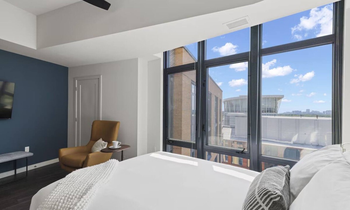 Bluemont Hotel | 2 Units | Family Stay | Gym & Rooftop Pool | Near National Mall & Dining Options