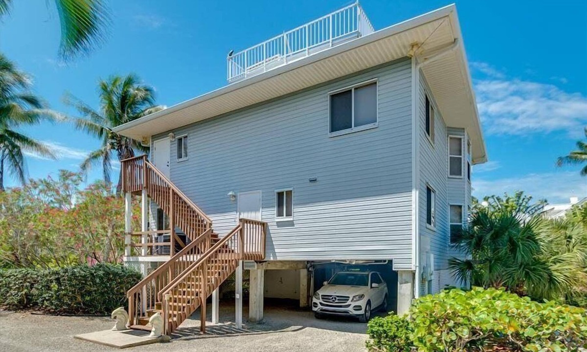 Boca Grande House | 2740 Shore Ln - 1 block to the peach - Pet Friendly! Large Home
