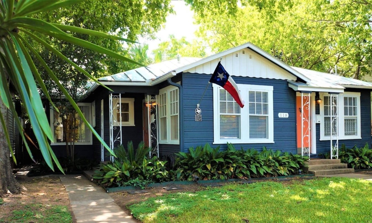 Southtown House | 2Bdrm Gem | Walk 2 Alamo, Riverwalk, Conv. Center