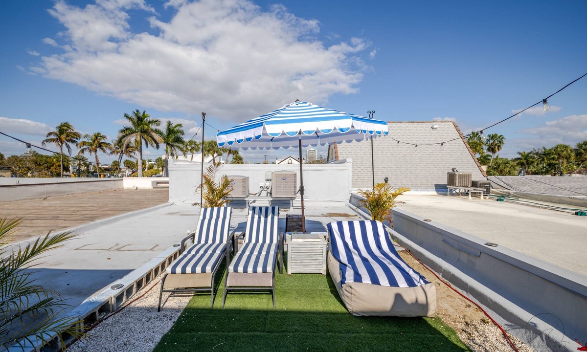 Saint Armands Key Apartment | 2BR Beachy Speakeasy In St Armand's w/Rooftop Deck. Walk to Lido Beach