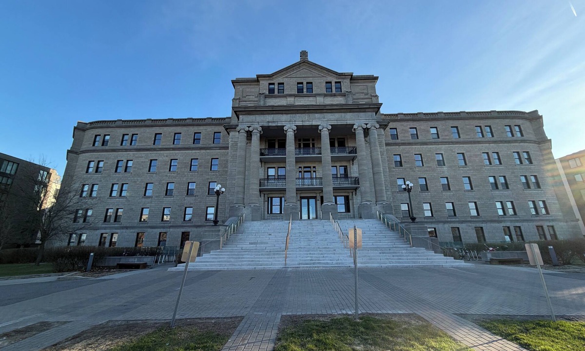Montreal Condo | 2BR Condo in castle next to Jarry park & Marché Jean-Talon, gym, sauna, rooftop