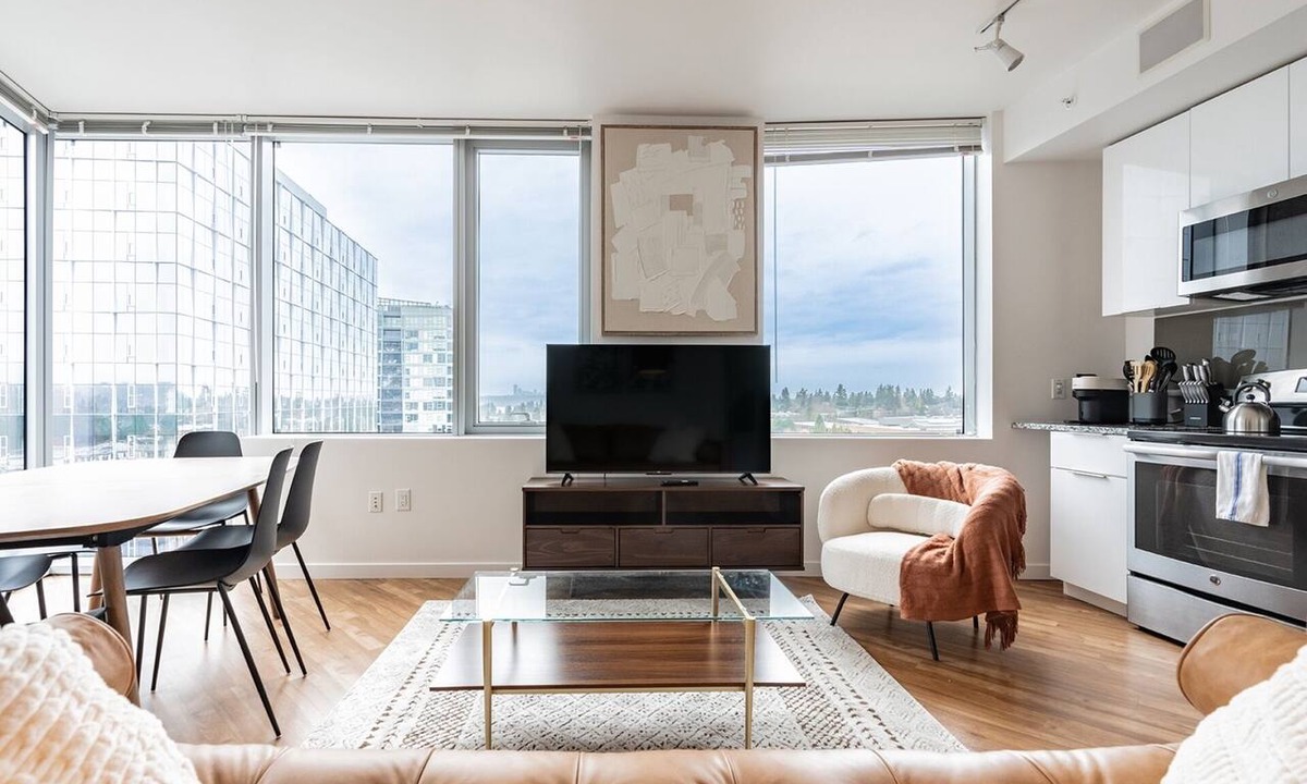 West Bellevue Apartment | 2BR | Gym, Pool | Bellevue | Sophari Towers K