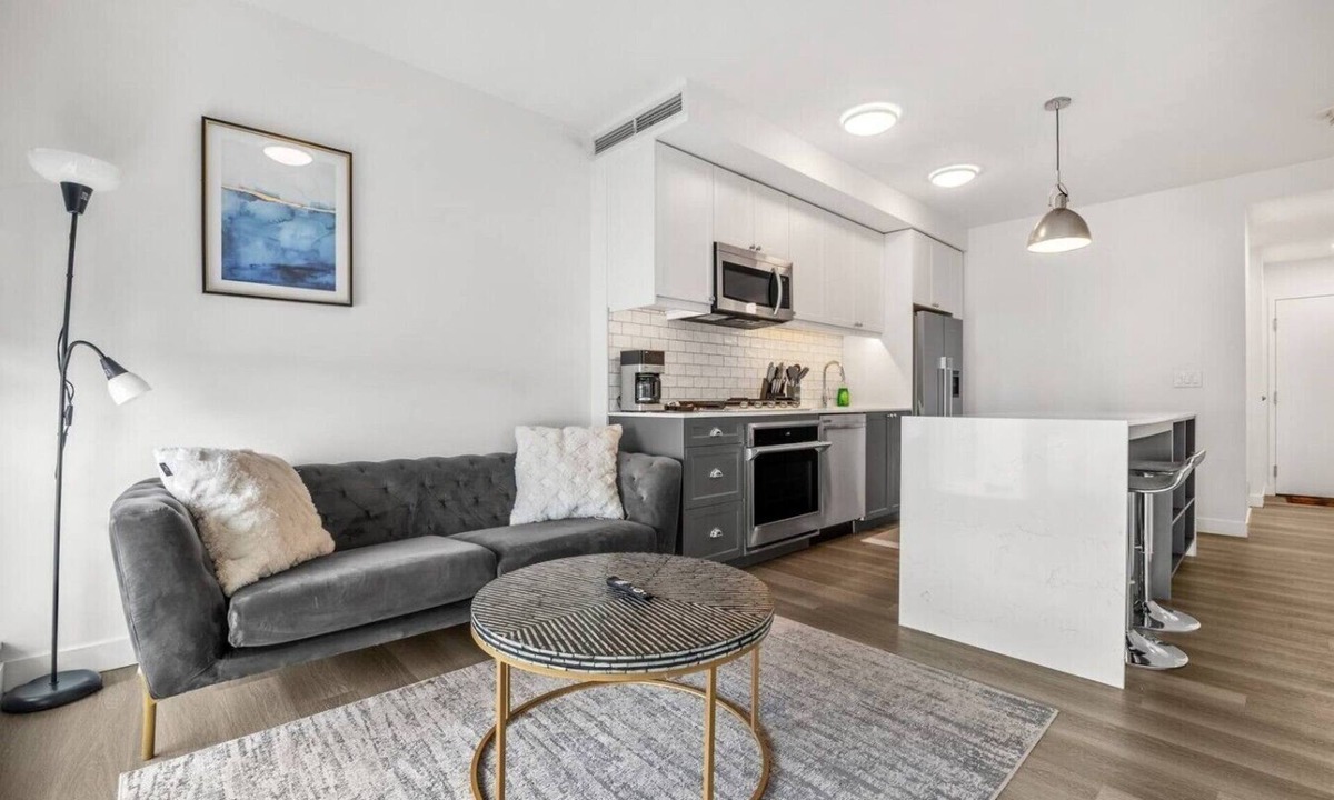 Kensington Apartment | 2BR | Mins to Saddledome | AC | UG Park