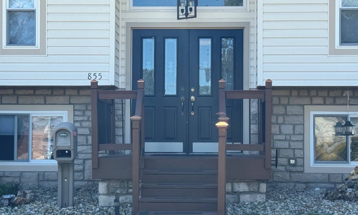 Newark House | 3-bd 2 bath Featuring a Music Decor, Large yard with Seating areas & Activities