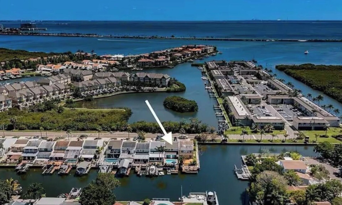 Bay Crest Park Villa | 3 bedroom 2.5 baths Waterfront , private pool & dock , fireplace , Kayak