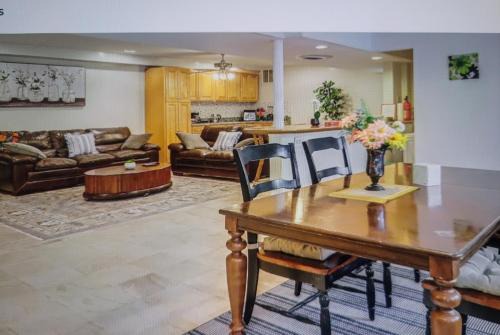 Hillandale House | 3 Bedroom Apartment house 1st level Silver Spring Maryland