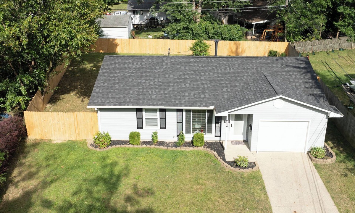 Royal Manor House | 3 Bedroom Ranch - Hot Tub - Pet and Kid Friendly - Fenced Yard - High Speed WIFI