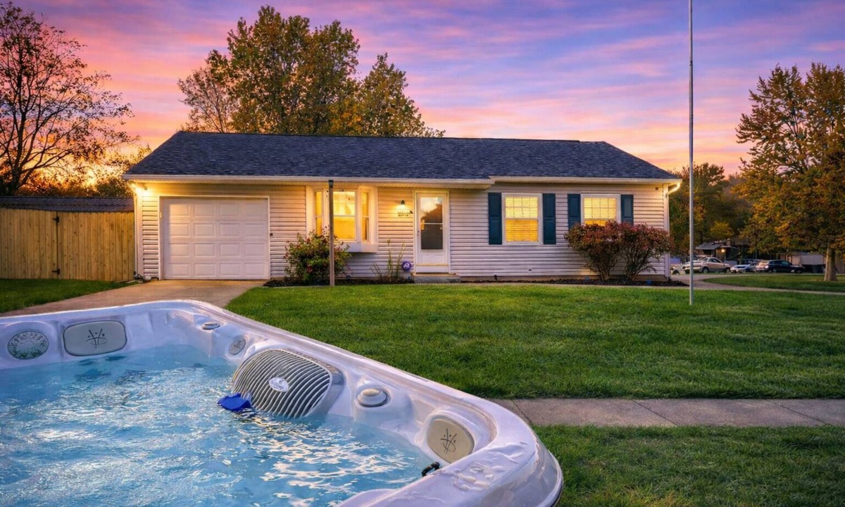 Summit Station House | 3 Bedroom Ranch - Hot Tub - Game Shed - Pet/Kids Welcome - Fenced - King Bed