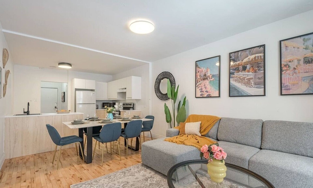 Golden Square Mile Apartment | 3 Bedrooms - Indoor Parking