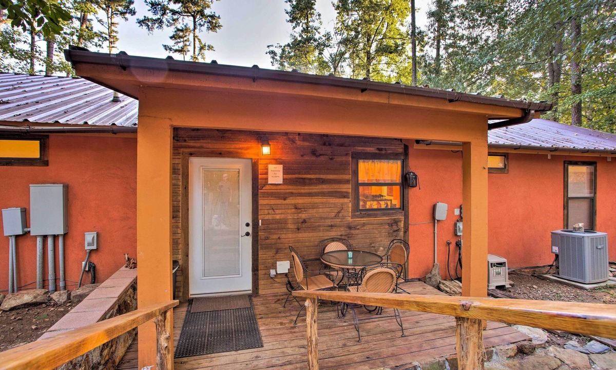 Broken Bow Cabin | 3 Mi to Broken Bow Lake: Cabin w/Hot Tub & Deck!