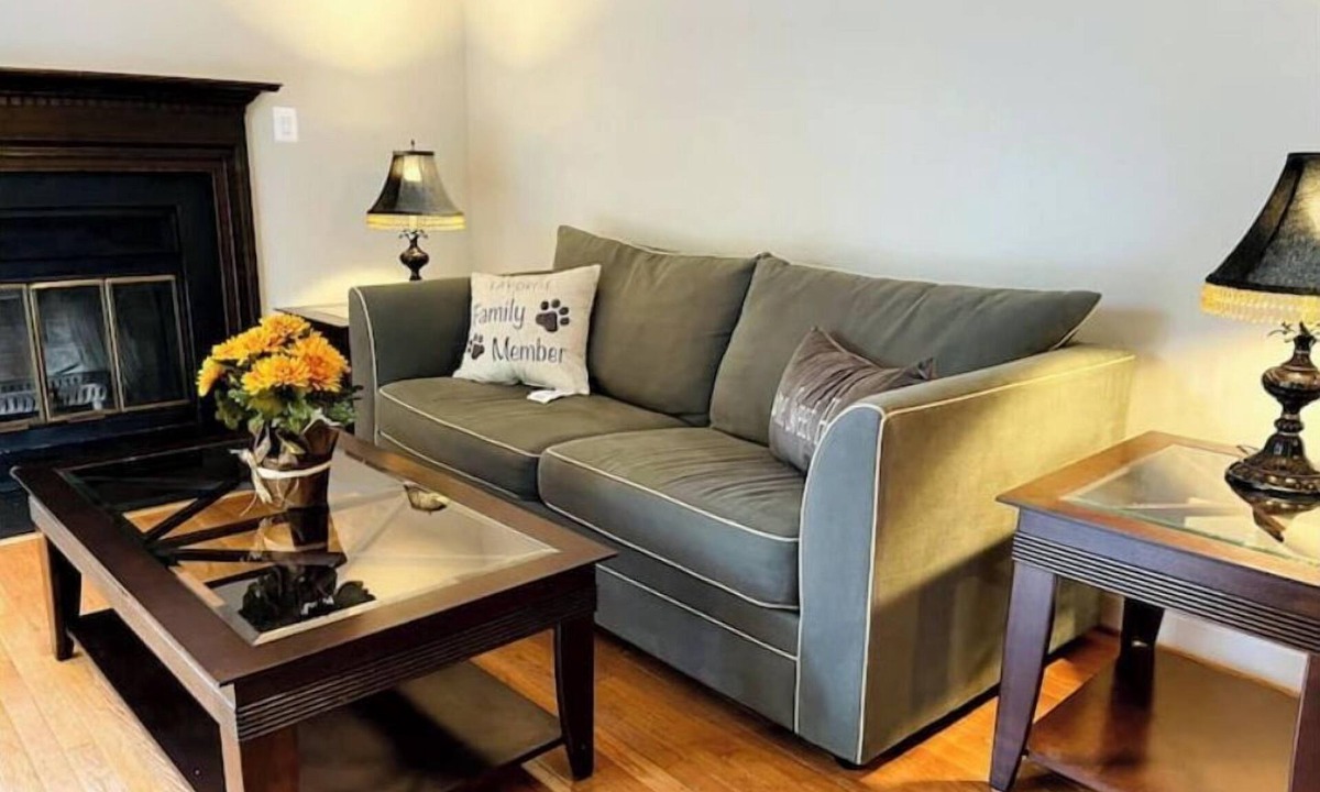 Herndon House | 3 Story SF Home - 5 BDR 3.5 Bath - Prime Location!
