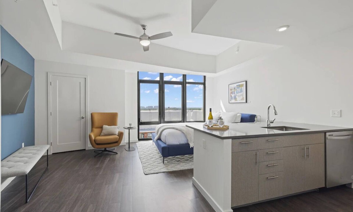 Bluemont Hotel | 3 Units | Family Stay In Ballston | Rooftop Pool Access | Walk to Dining Scene