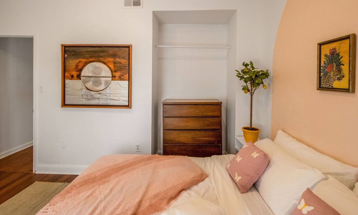 Northeast Apartment | 30-Day+ Executive 2Bd in Capitol Hill. Quiet, Furnished, Parking, Near H Street
