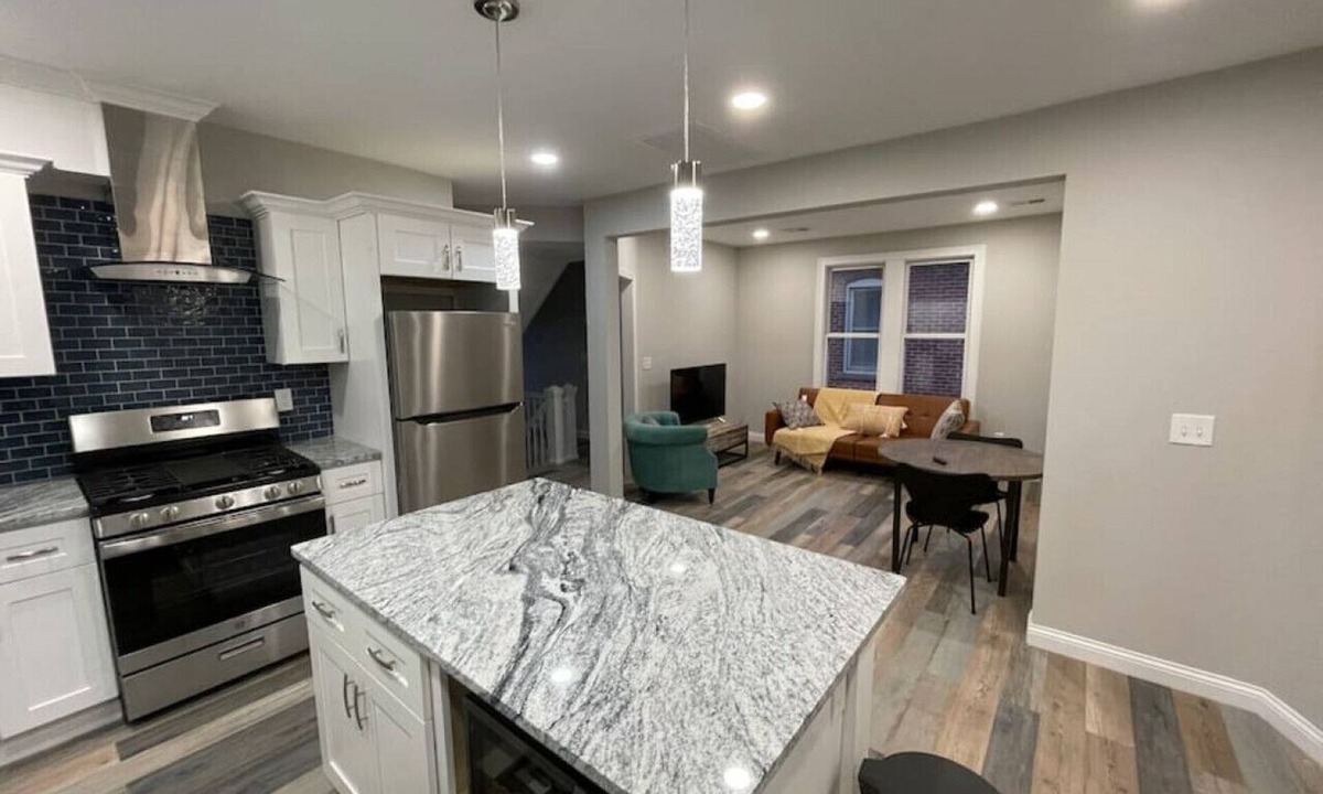 Merion Village Apartment | 33 W. Moler (Upstairs) · Modern Chic in German Village & Merion Village Area
