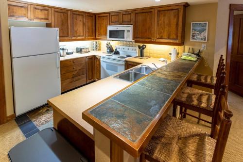 Snowbird Apartment | 3323 - Two Bedroom Standard Powderhorn Lodge