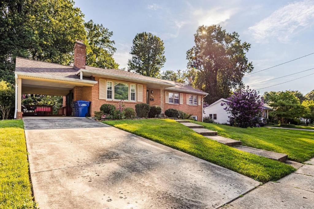Idylwood Apartment | 3BR Home - Free Parking-WiFi Kitchen Laundry-Kids Friendly-Near DC & Downtown & Metro-Patio & Deck