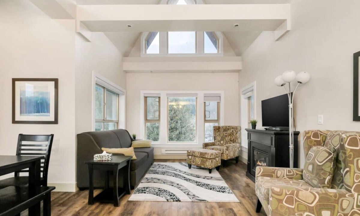 Harrison Hot Springs Apartment | 3BR Lakeside Penthouse Retreat With Rooftop BBQ