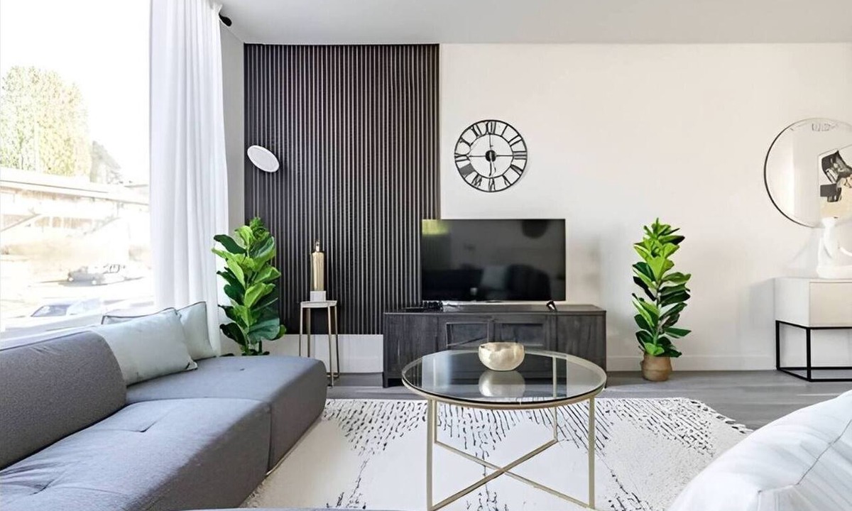 Mid-Beacon Hill Apartment | 3BR Townhouse | Balcony | Seattle | Sophari Home L