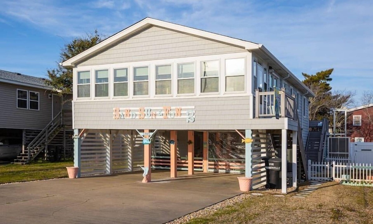 Kill Devil Hills Cottage | 3min Walk to Beach! Hot tub, Yard & Near Shops
