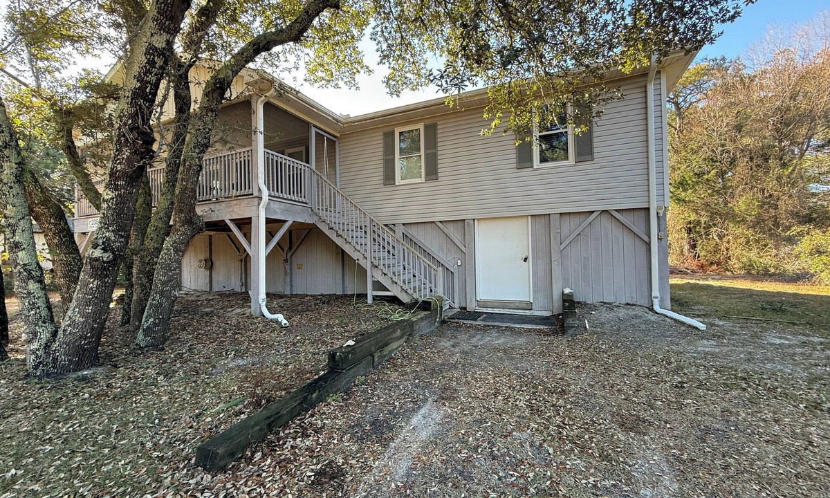 Carova Beach Cottage | 4-bedroom Carova Beach cottage, 4 streets from the Ocean in 4x4 area of Corolla