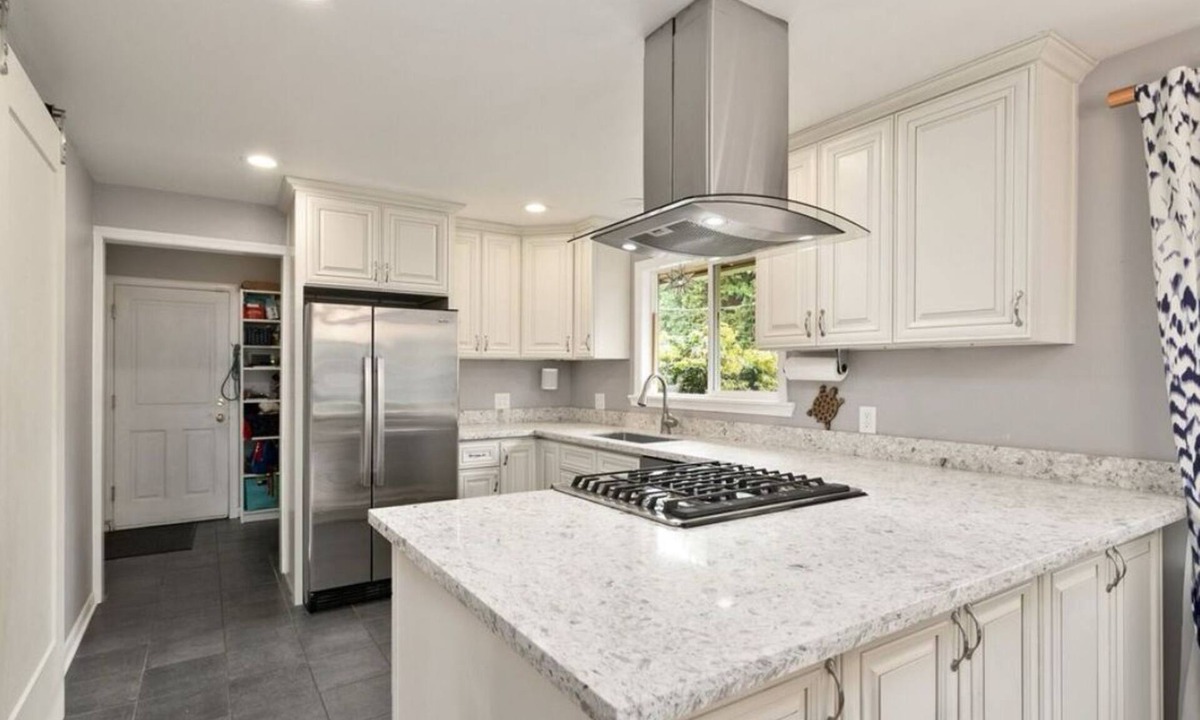 Mid-Beacon Hill House | 4 Bedroom Home for the Whole Family + Shuffleboard + Child Play Area