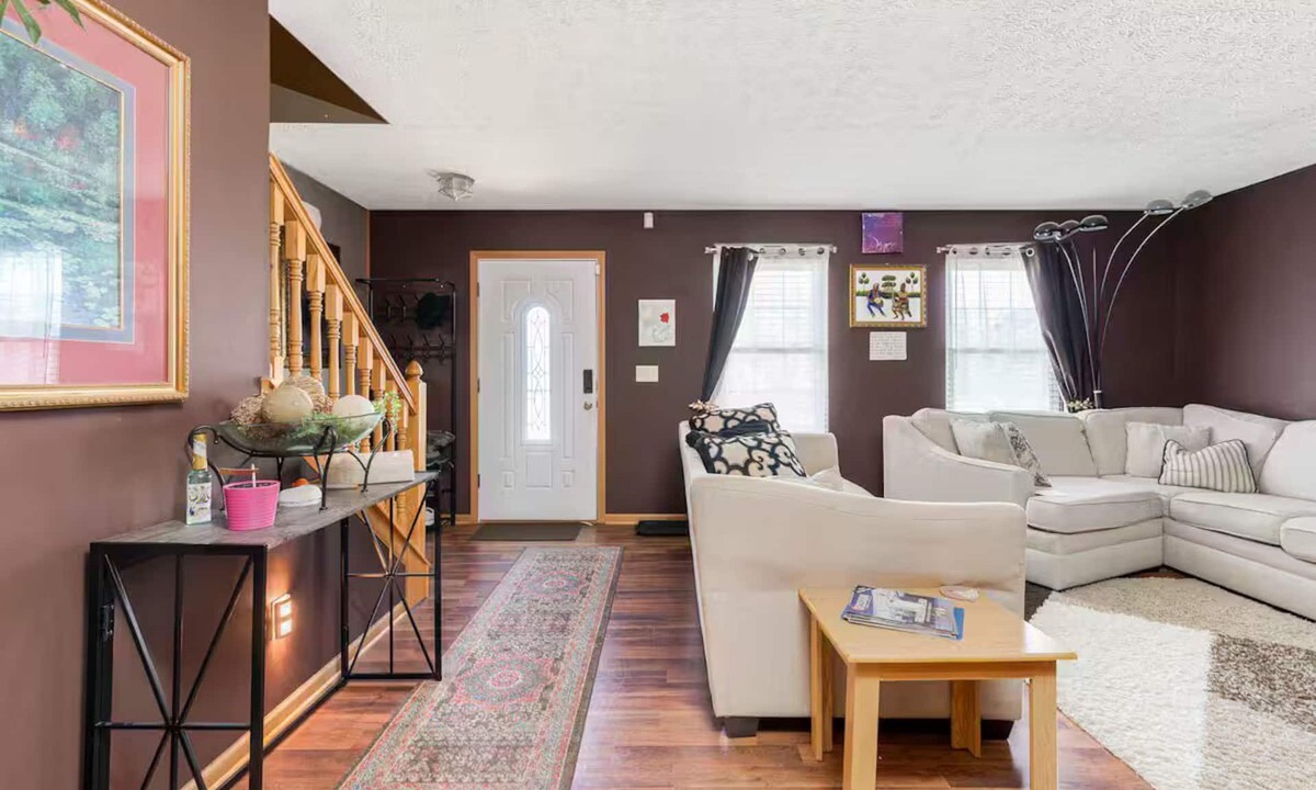 West Columbus House | 4-bedroom house in charming Grove City with AC/Entire home in Grove City, Ohio