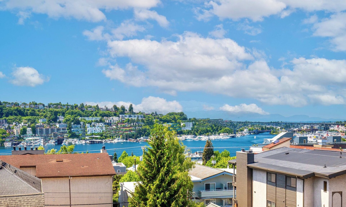 Eastlake House | 4 Beds Townhome with Rooftop Lake & Mountain Views