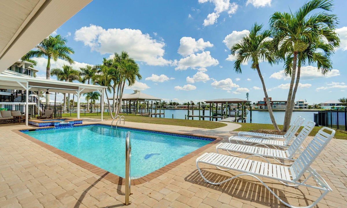 Grove City House | 4 Mi to Englewood Beach: Boating & Fishing Escape